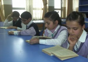 Kapı kapı dolaşıp kitap topluyorlar